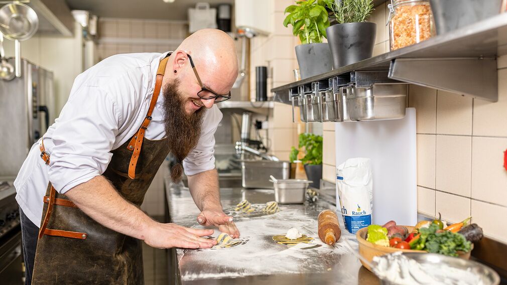 Golfvilla – Martin Hauser jun. beim Kochen