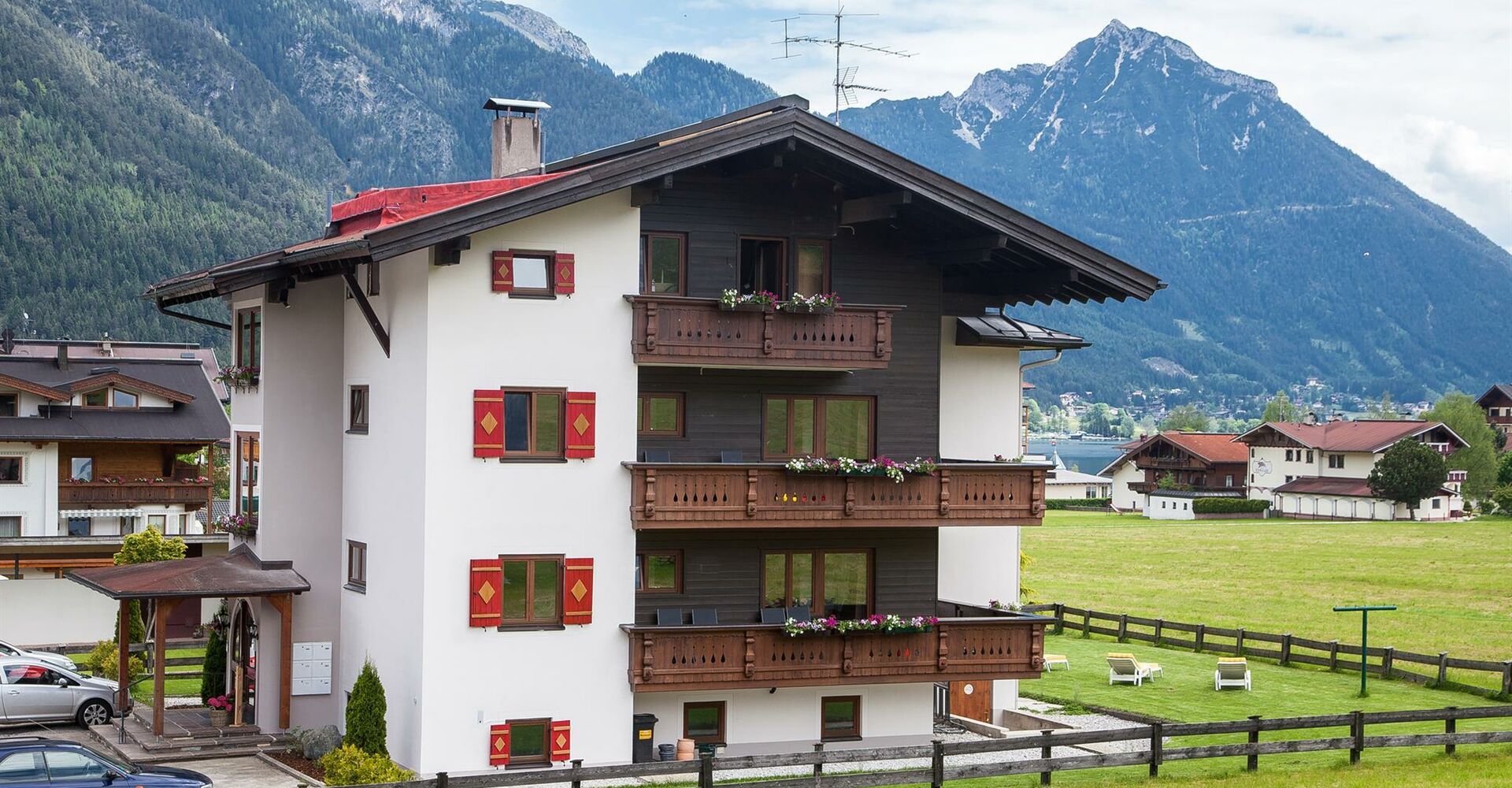 Hausansicht-Sommer-Alpenherz-Ferienwohnungen.jpg
