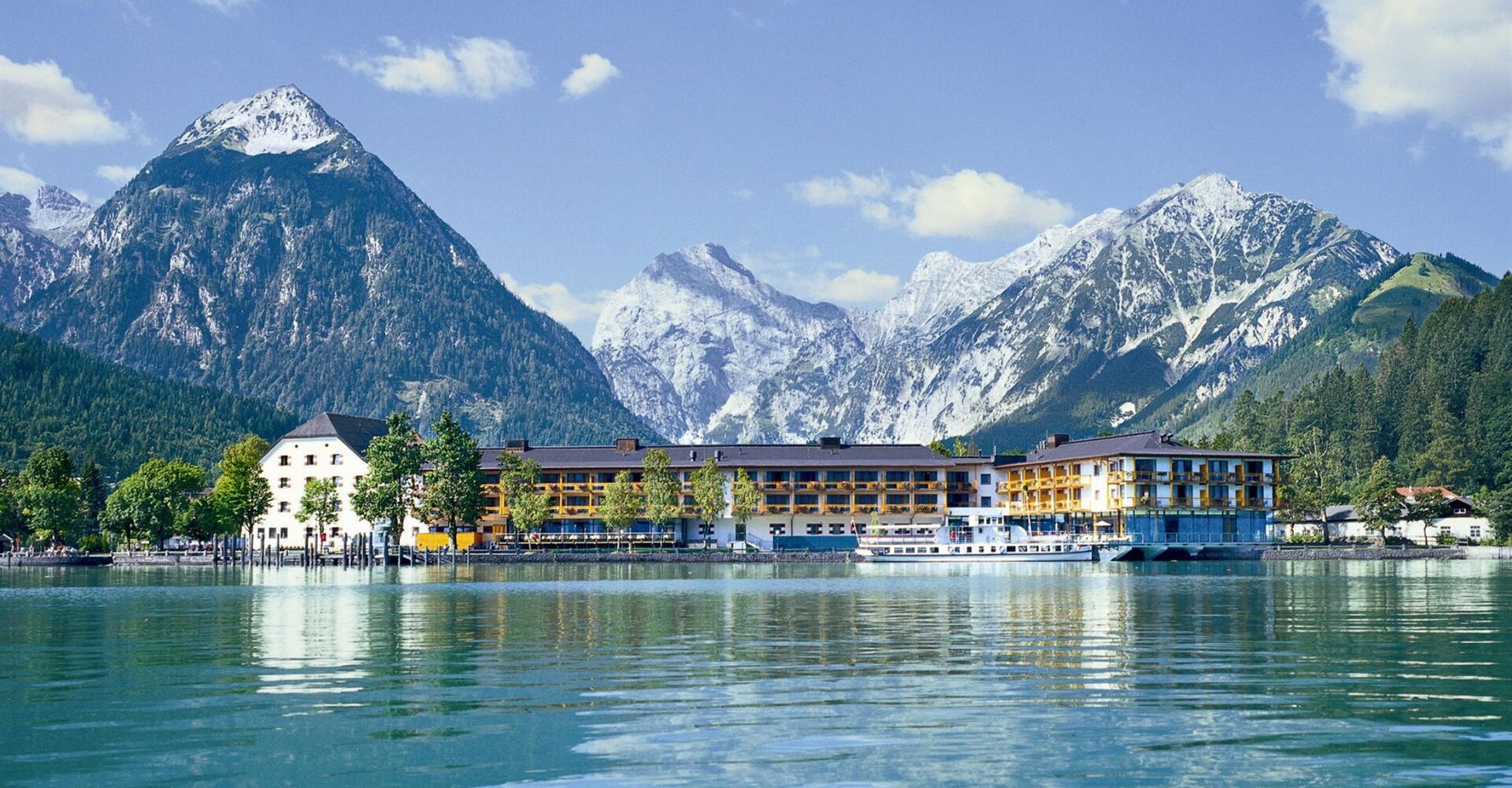 Hotelansicht vom See