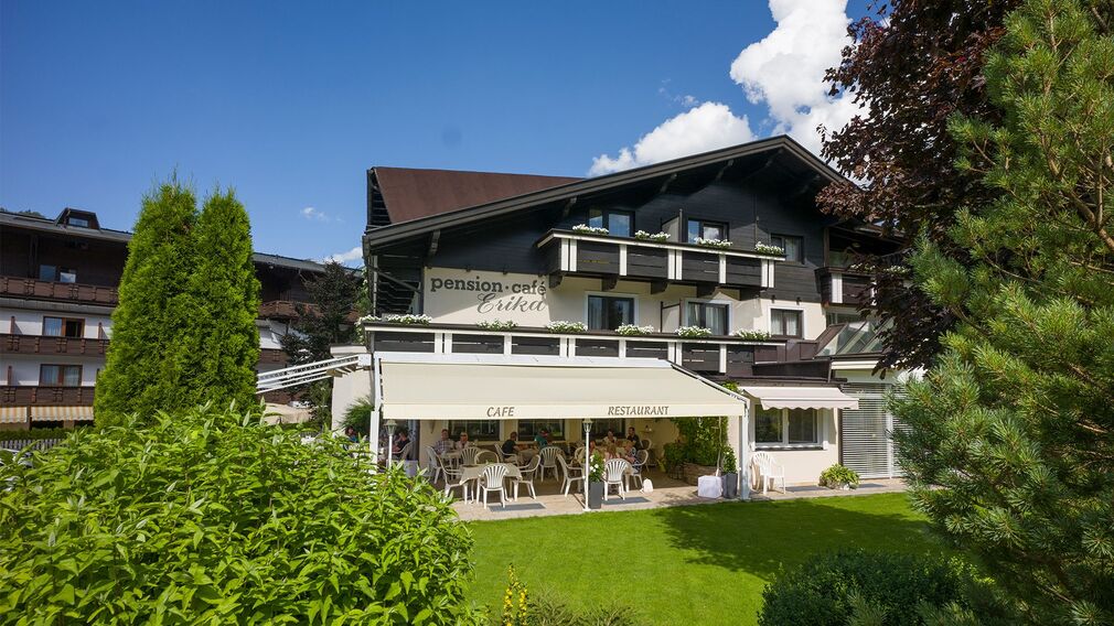 gemütliche überdachte Terrasse der Café-Pension Erika