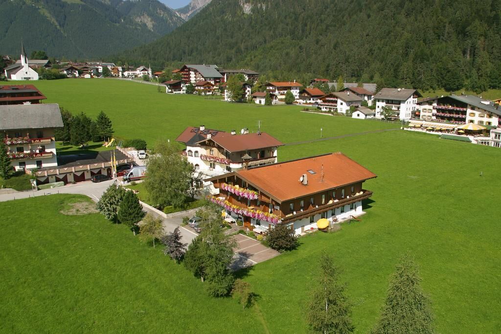 Landhaus Karwendel - Außenansicht im Sommer