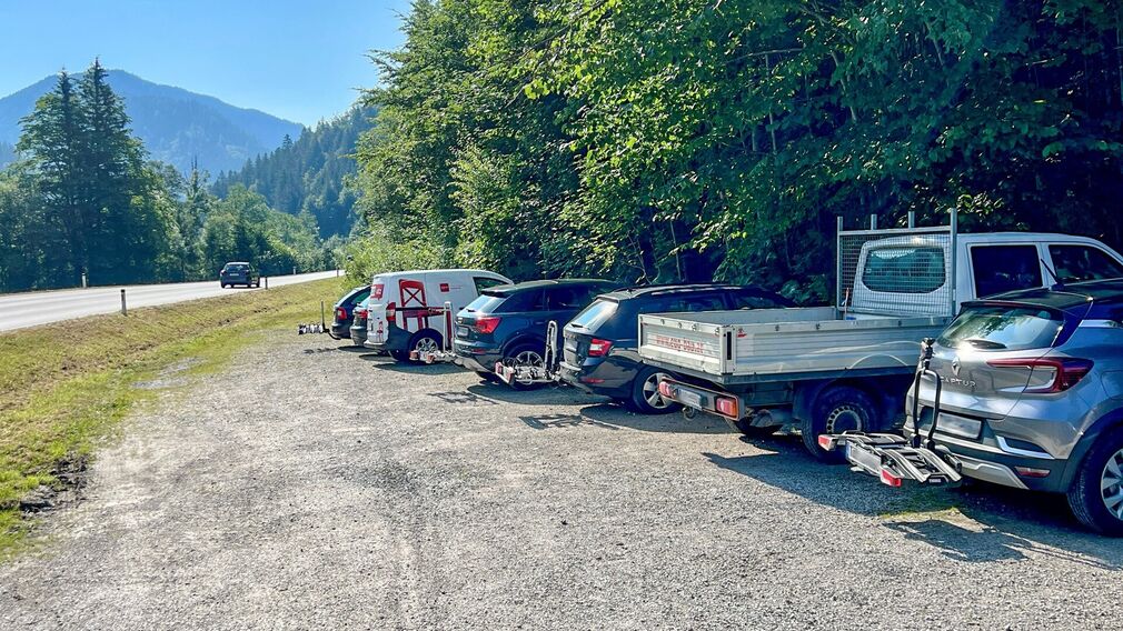 two mountain bikers - on the way on the Rotwandalm towards Bächental and Sylvensteinstausee