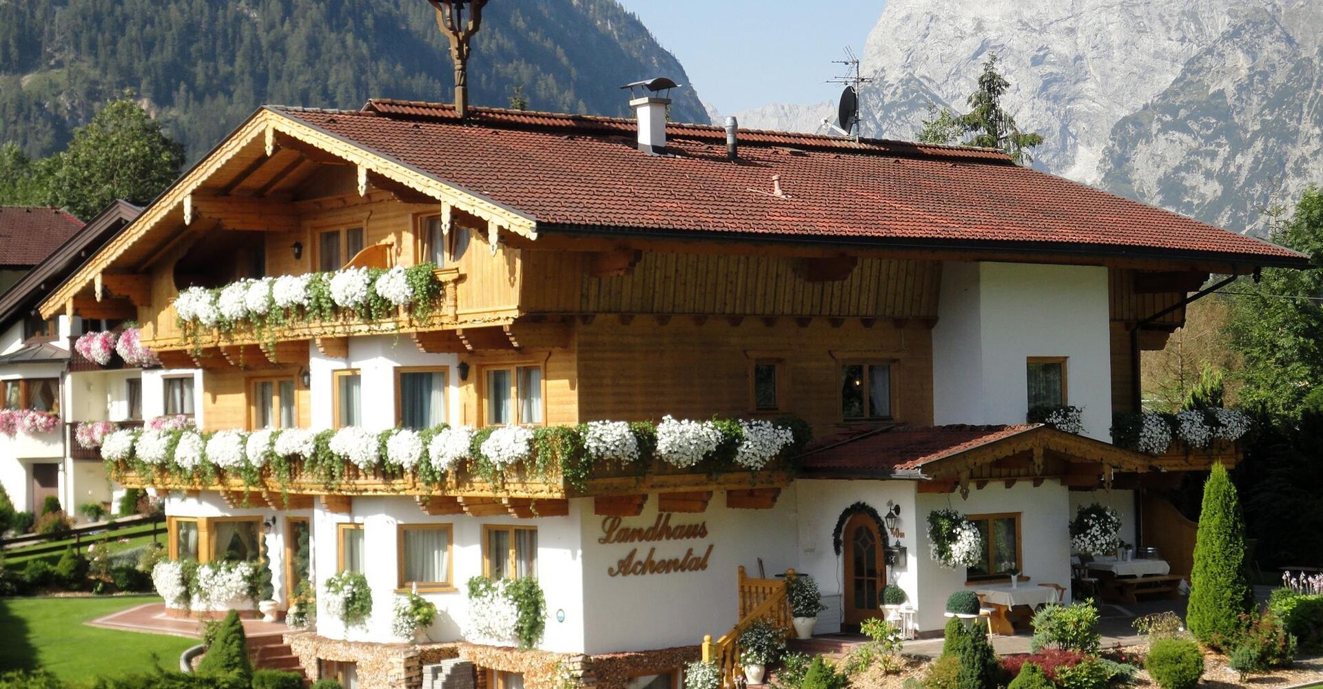 Landhaus Achental - Außenansicht Sommer