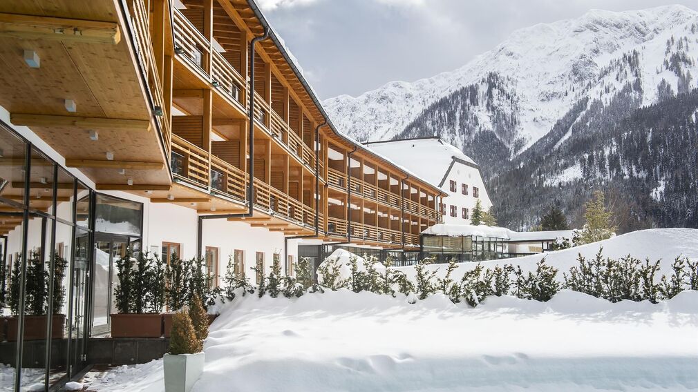 Hotel Teilansicht im Winter