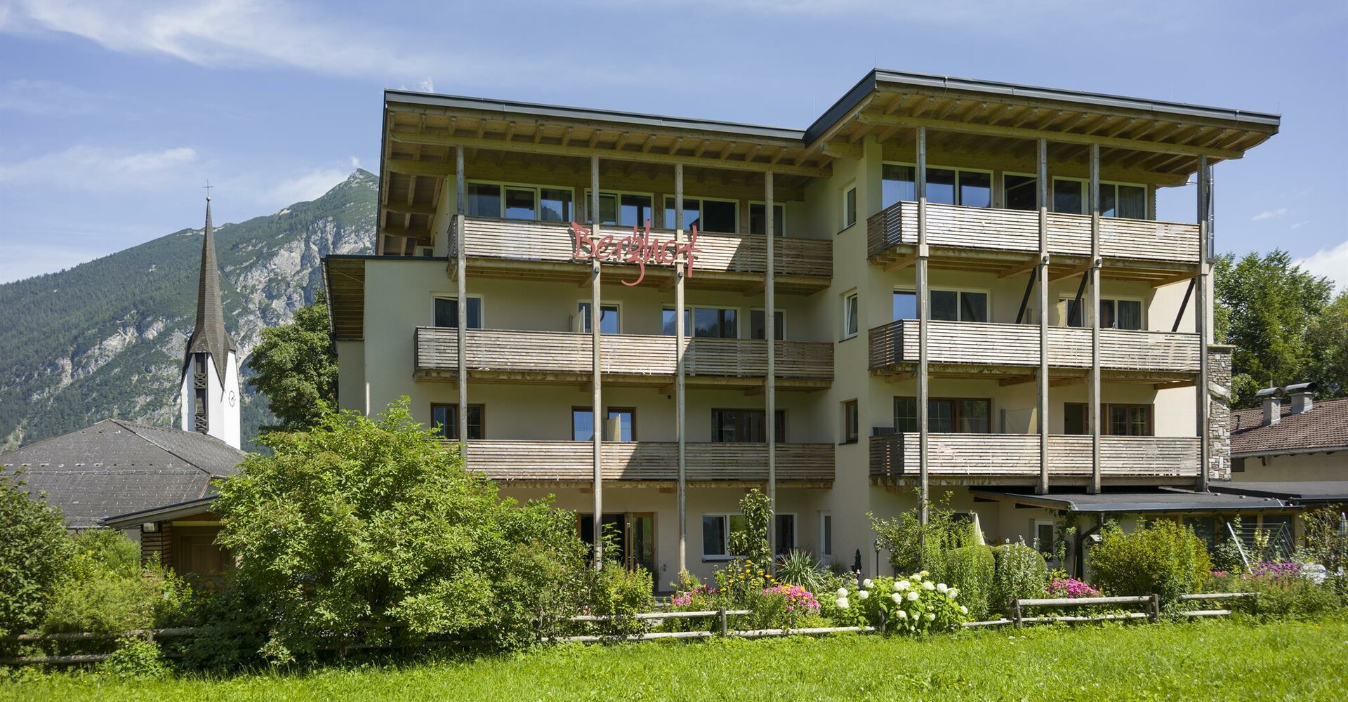 Hotel-Garni-Berghof-Aussenansicht-vom-Golfplatz.jpg