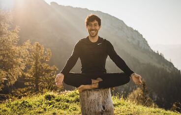 Sunrise Yoga am Rofan mit Marcel Clementi Sunrise Yoga am Rofan mit Marcel Clementi