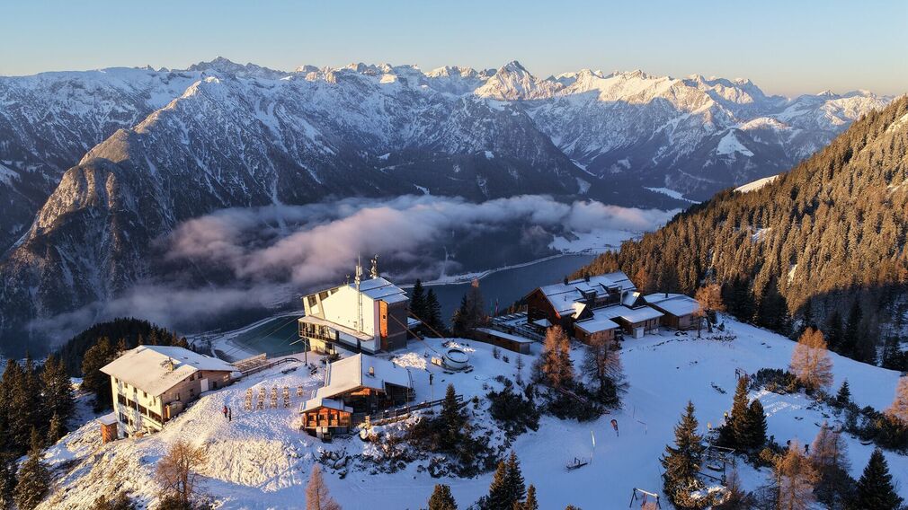 Wintersportler erhalten auf dem Tourenlehrpfad Rofan wichtige Informationen rund um das Thema Lawinen - Station 4.