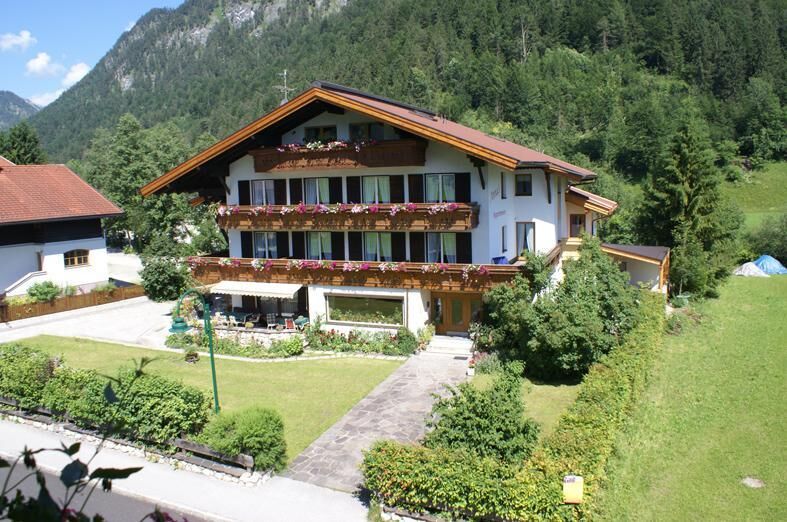 Anna's Appartements - Außenansicht Sommer