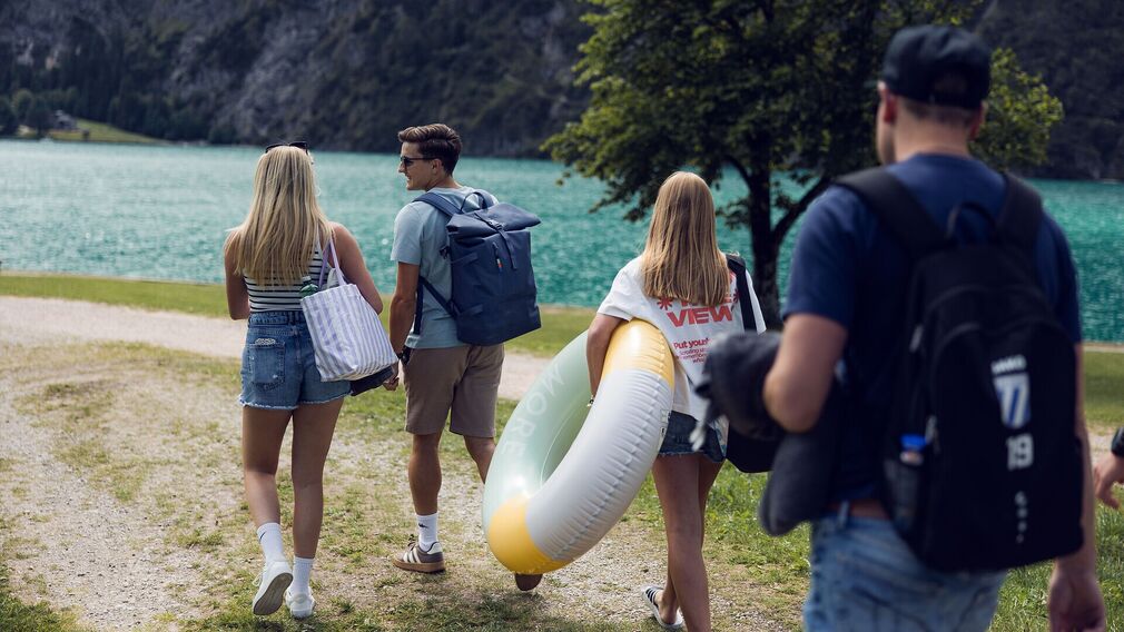 Freunde am Badestrand Achenseehof mit Blick über den Achensee zur Gaisalm und nach Pertisau.