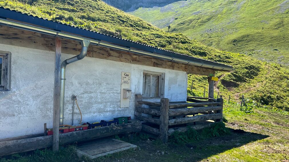 on the 484 Riederbergweg MTB route – with Lake Achensee in the background