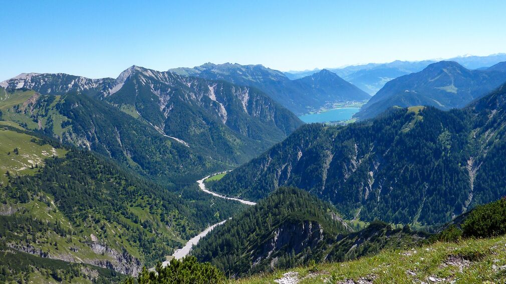 Ausblick vom 1.935 Meter hohen Gipfel des Satteljoch in Richtung Achensee und zur Plumsjochhütte