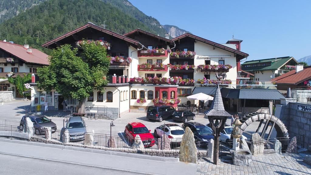 Hotel Alpenrose - Außenansicht im Sommer