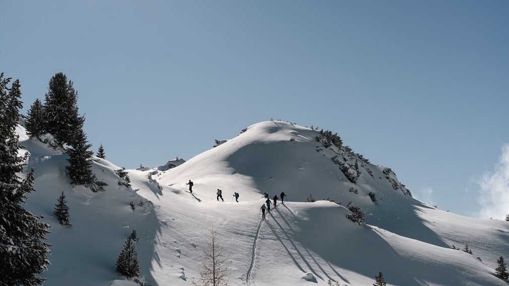 Wintersportler erhalten auf dem Tourenlehrpfad Rofan wichtige Informationen rund um das Thema Lawinen - Station 4.
