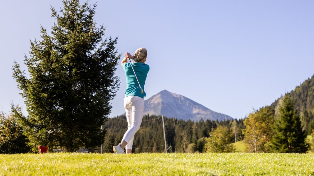 herbstliche Golfrunde am Golfplatz in Achenkirch